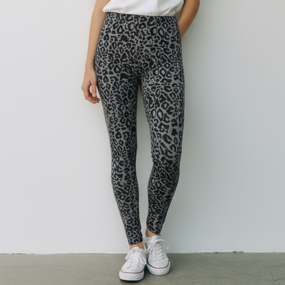 HUE M Set Of Two Leggings Gray Leopard Black Classic R $60